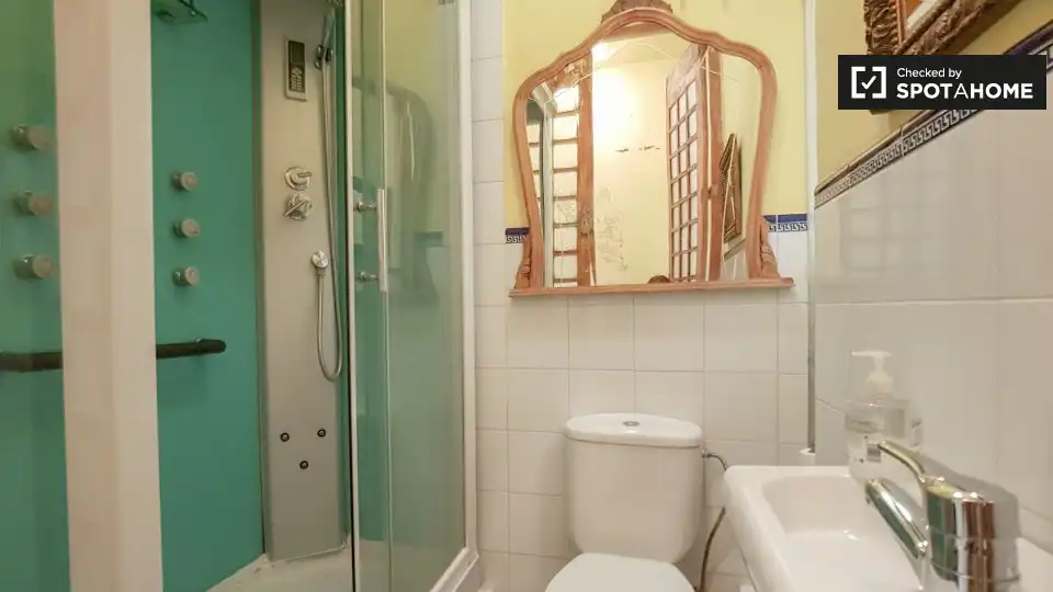 Bathroom of Flat for rent in Ciutat Vella