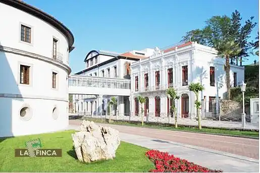 Vista exterior de Casa adosada en venda en Oviedo  amb Calefacció