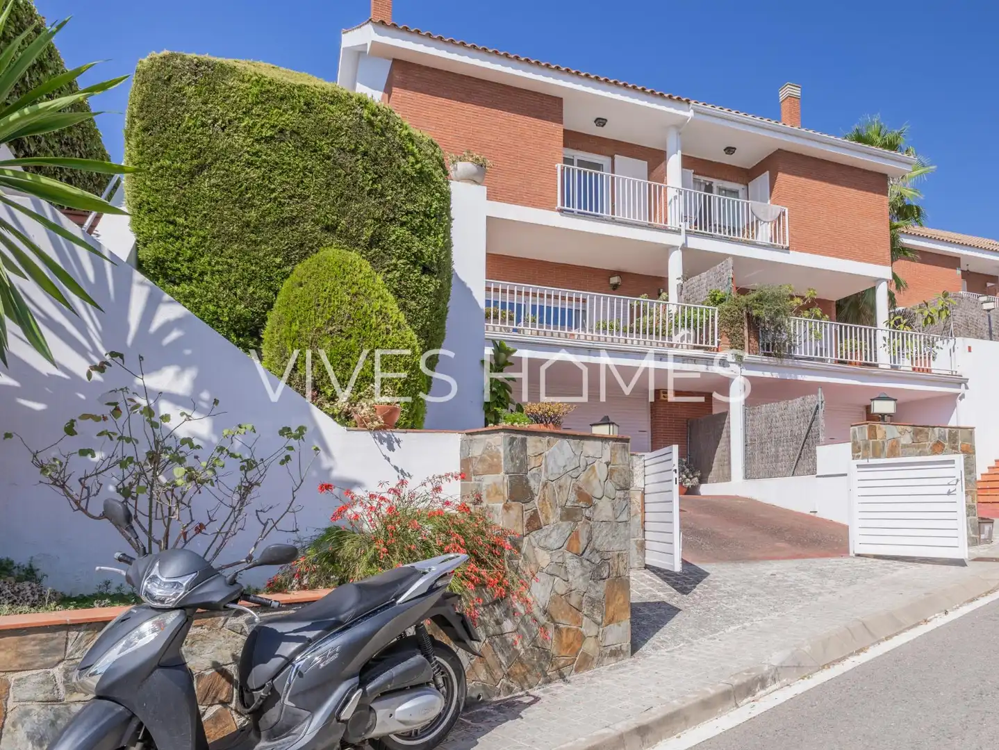 Vista exterior de Casa adosada en venda en Sant Andreu de Llavaneres amb Calefacció, Jardí privat i Terrassa