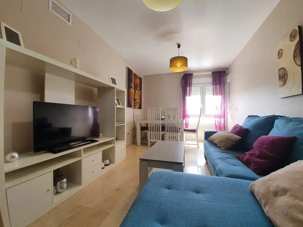 Wohnzimmer von Wohnung zum Verkauf in La Línea de la Concepción mit Möbliert, Ofen und Mikrowelle