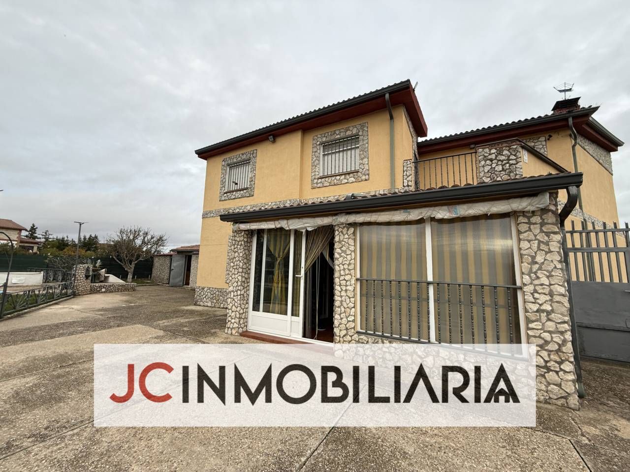 Vista exterior de Casa o xalet en venda en Villabáñez amb Calefacció, Jardí privat i Terrassa