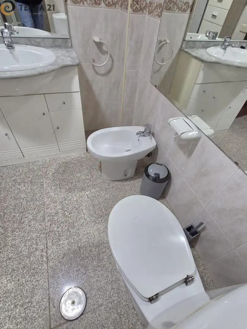 Bany de Pis de lloguer en Jaén amb Aire condicionat, Terrassa i Moblat