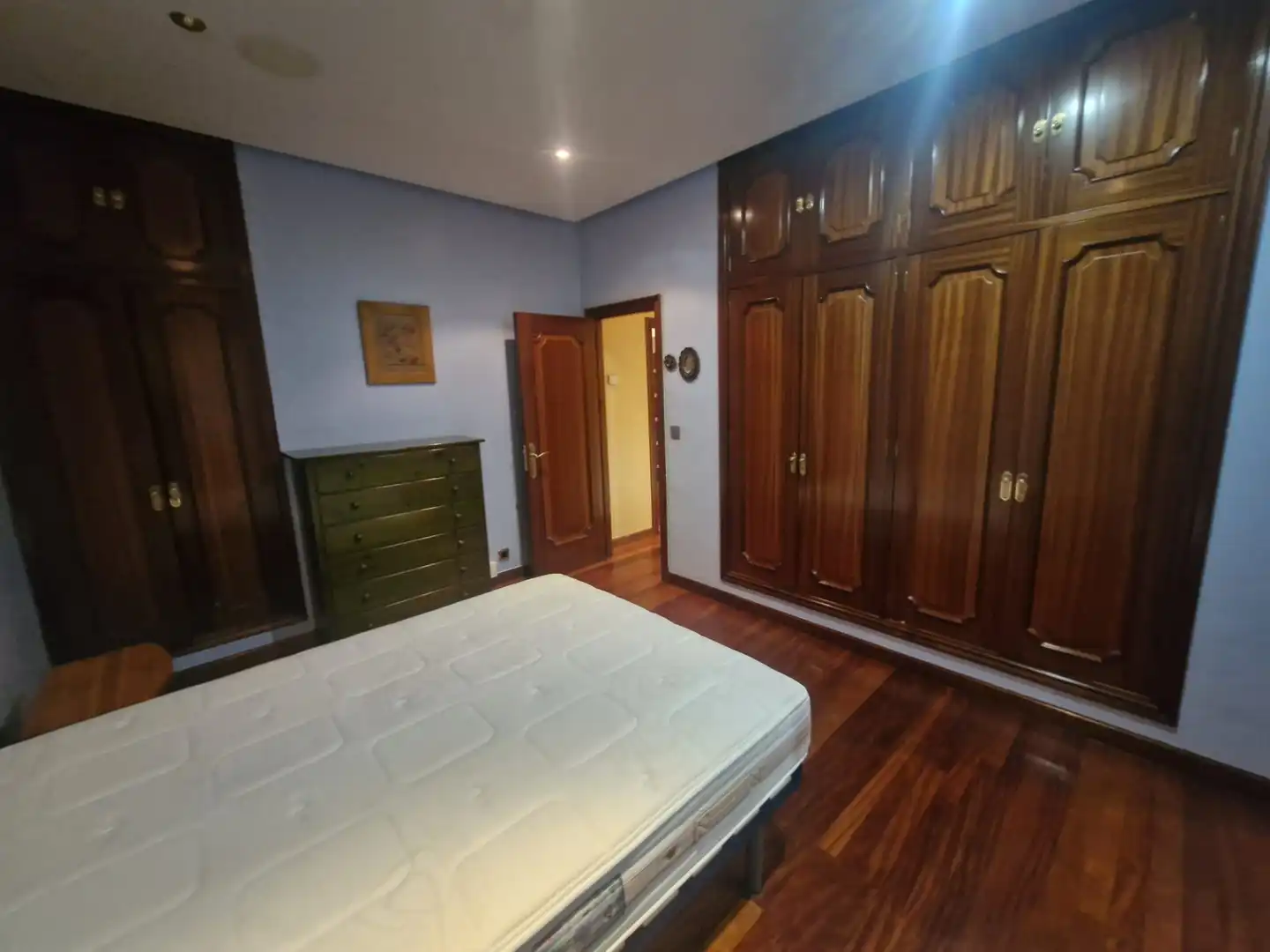 Dormitori de Apartament de lloguer en Ourense Capital  amb Calefacció, Parquet i Moblat