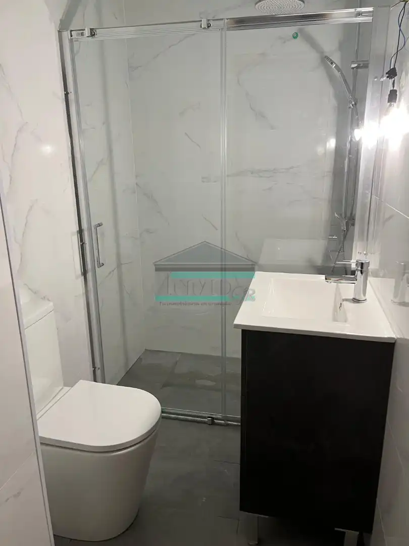 Bathroom of Flat for share in Granada  with Heating, Furnished and Balcony