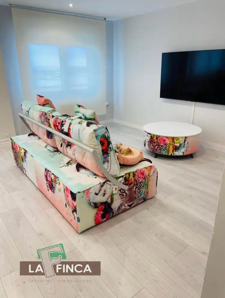 Sala d'estar de Pis en venda en Gijón  amb Calefacció, Traster i Moblat