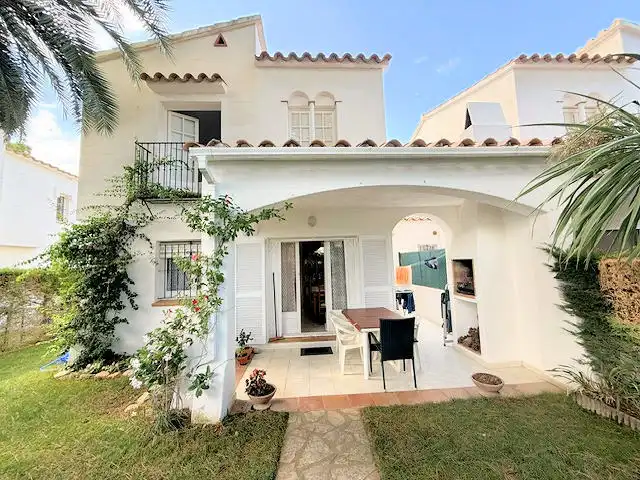Vista exterior de Casa o xalet en venda en L'Escala amb Aire condicionat, Calefacció i Terrassa