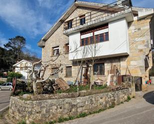 Vista exterior de Casa o xalet en venda en Udías amb Calefacció, Terrassa i Balcó