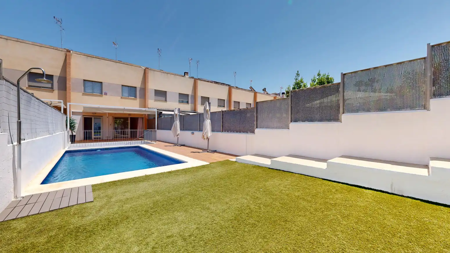 Piscina de Casa adosada en venda en Torrent amb Aire condicionat, Calefacció i Parquet