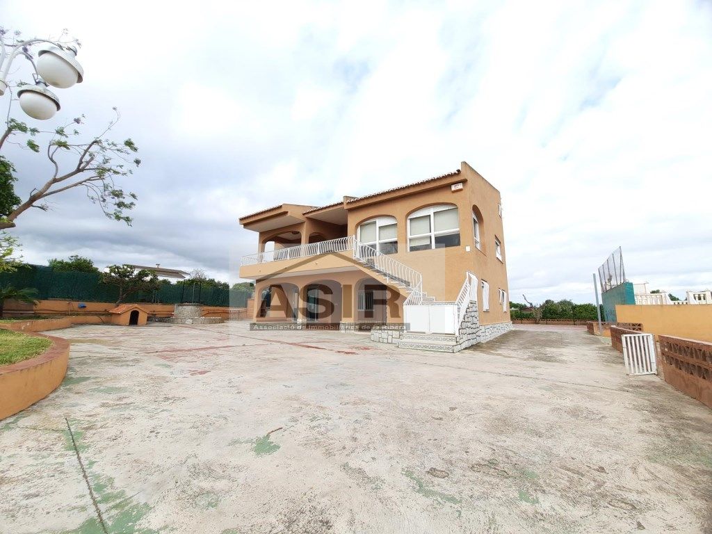 Vista exterior de Casa o xalet en venda en Alzira amb Aire condicionat, Terrassa i Piscina