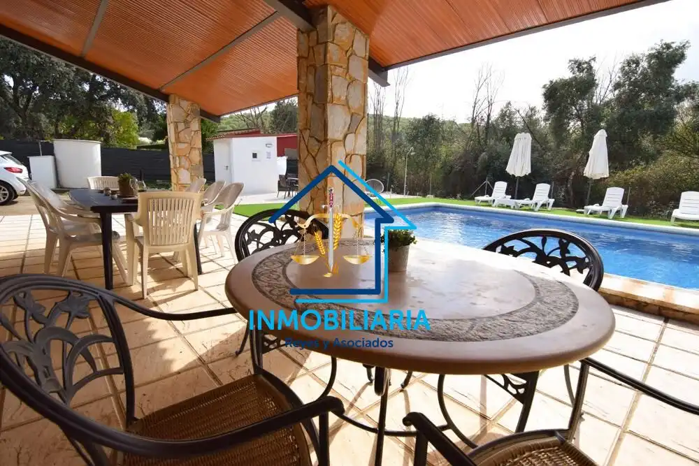 Piscina de Casa o xalet en venda en Córdoba amb Aire condicionat, Terrassa i Piscina
