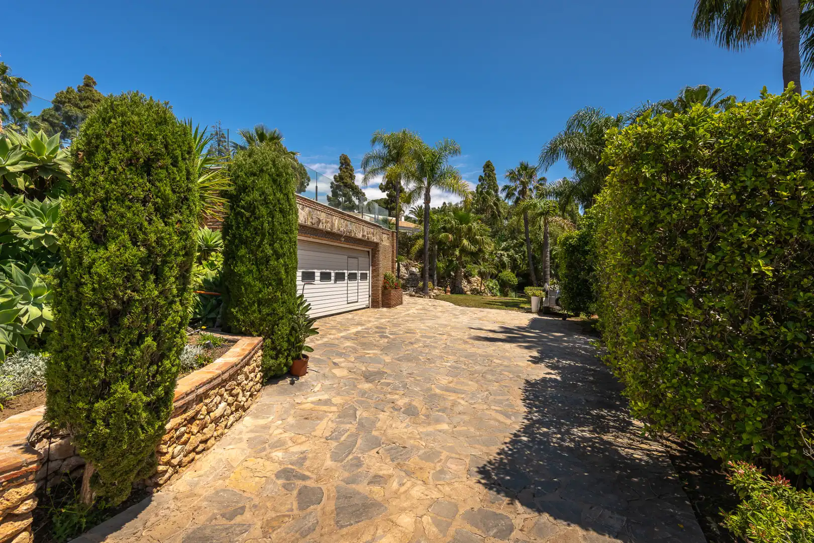 Außenansicht von Haus oder Chalet zum Verkauf in Marbella mit Klimaanlage, Privatgarten und Terrasse