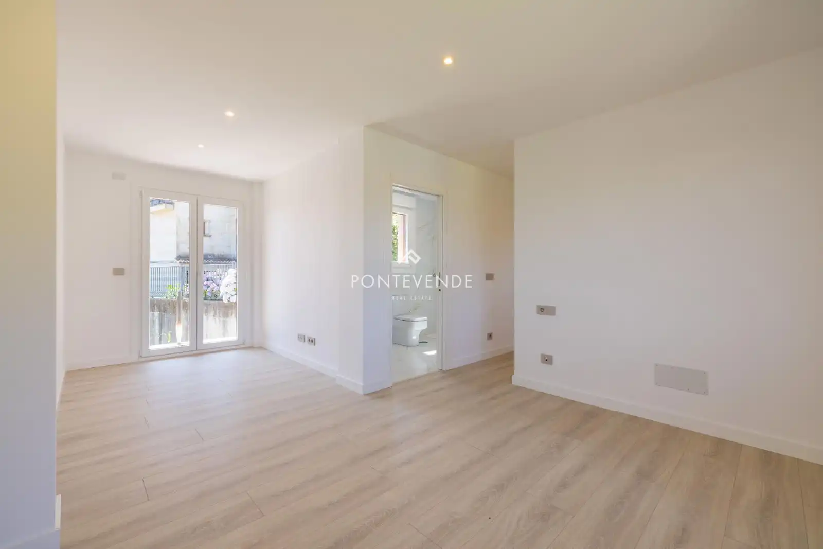 Living room of Houses for sale in Sanxenxo  with Private garden, Parquet flooring and Terrace
