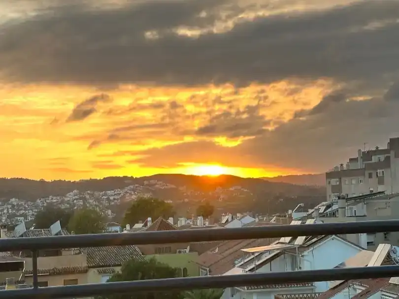 Vista exterior de Àtic en venda en Mijas amb Aire condicionat, Piscina i Balcó