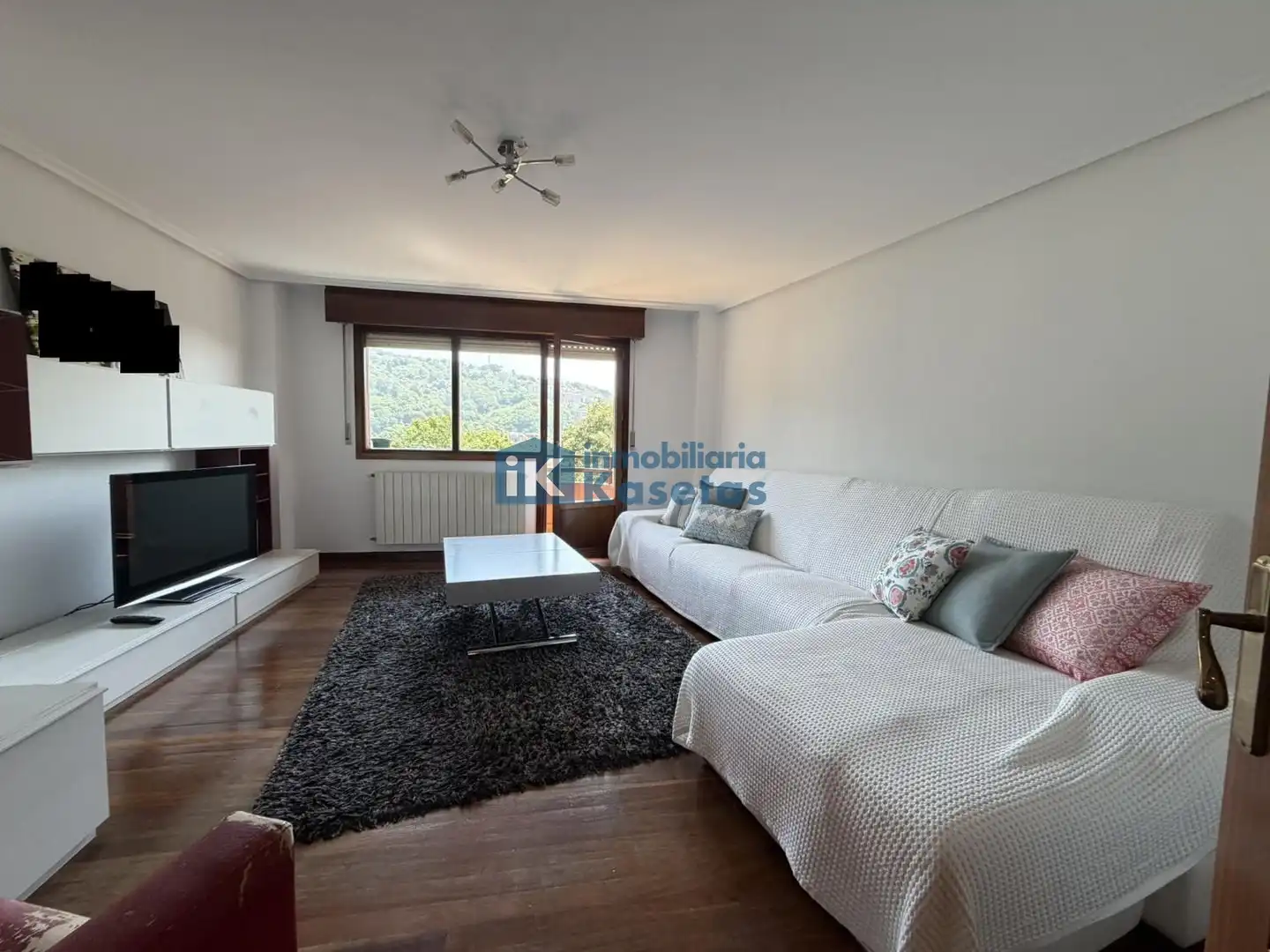 Sala d'estar de Pis en venda en Basauri  amb Calefacció, Terrassa i Traster