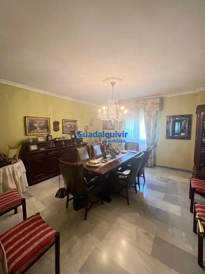 Menjador de Casa o xalet en venda en Dos Hermanas amb Aire condicionat, Jardí privat i Terrassa