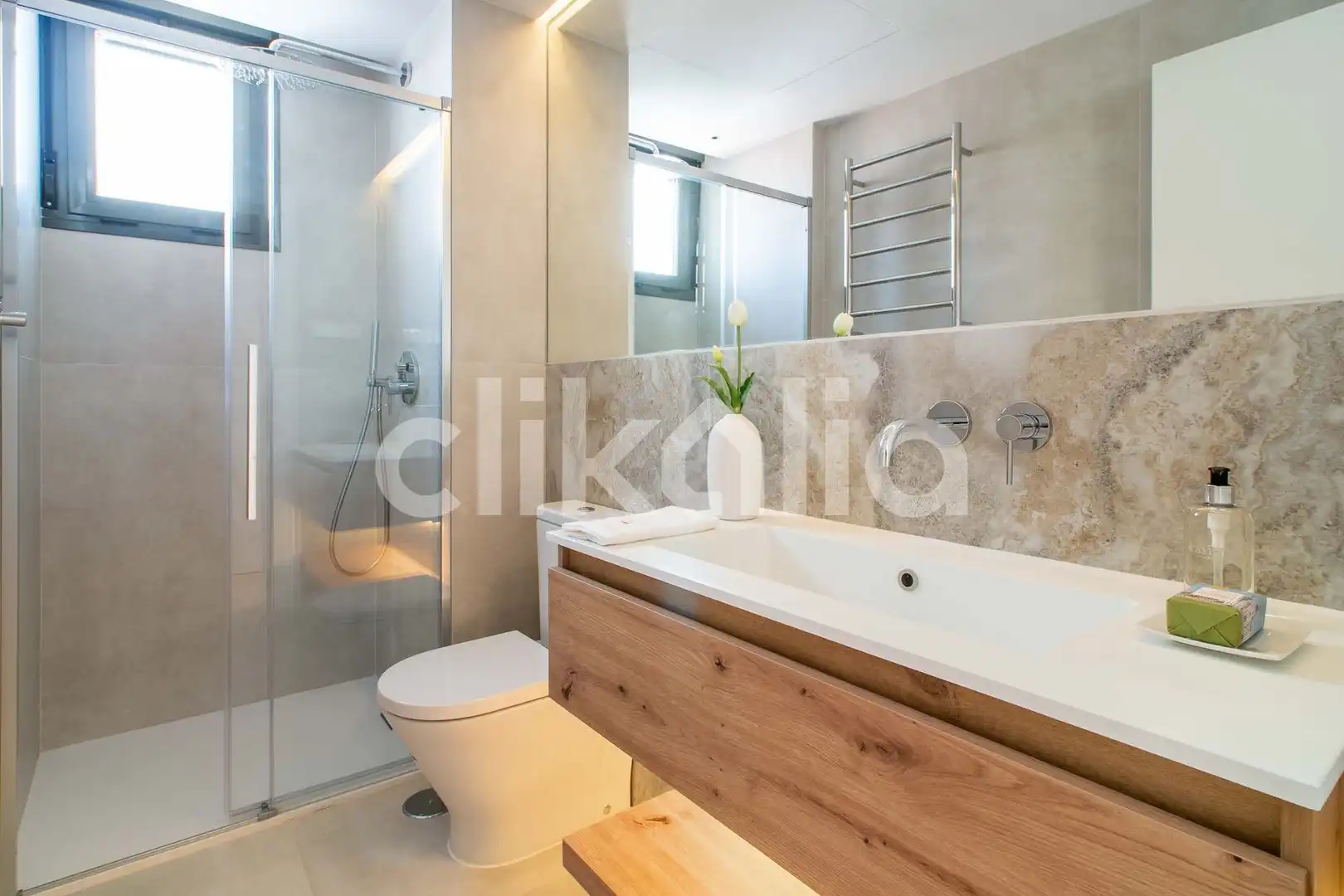 Badezimmer von Dachboden zum Verkauf in Madrid mit Klimaanlage, Heizung und Terrasse