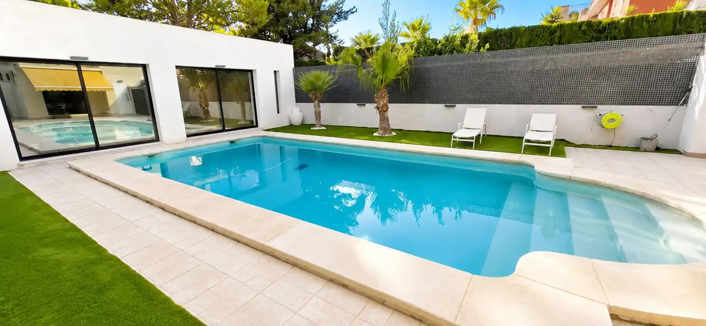 Piscina de Casa adosada en venda en Monforte del Cid amb Aire condicionat, Jardí privat i Traster