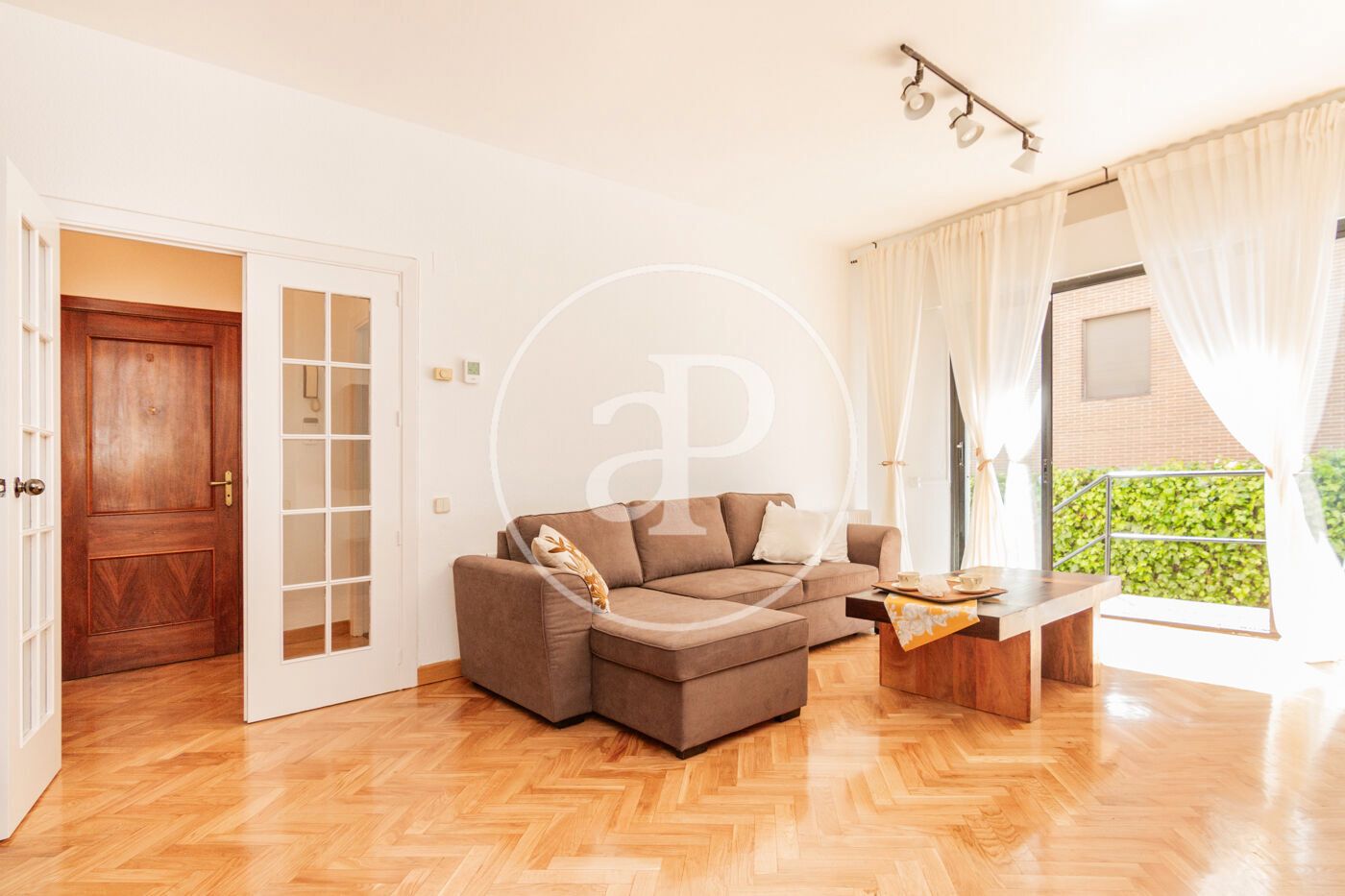 Sala d'estar de Pis de lloguer en  Madrid Capital amb Aire condicionat, Calefacció i Jardí privat