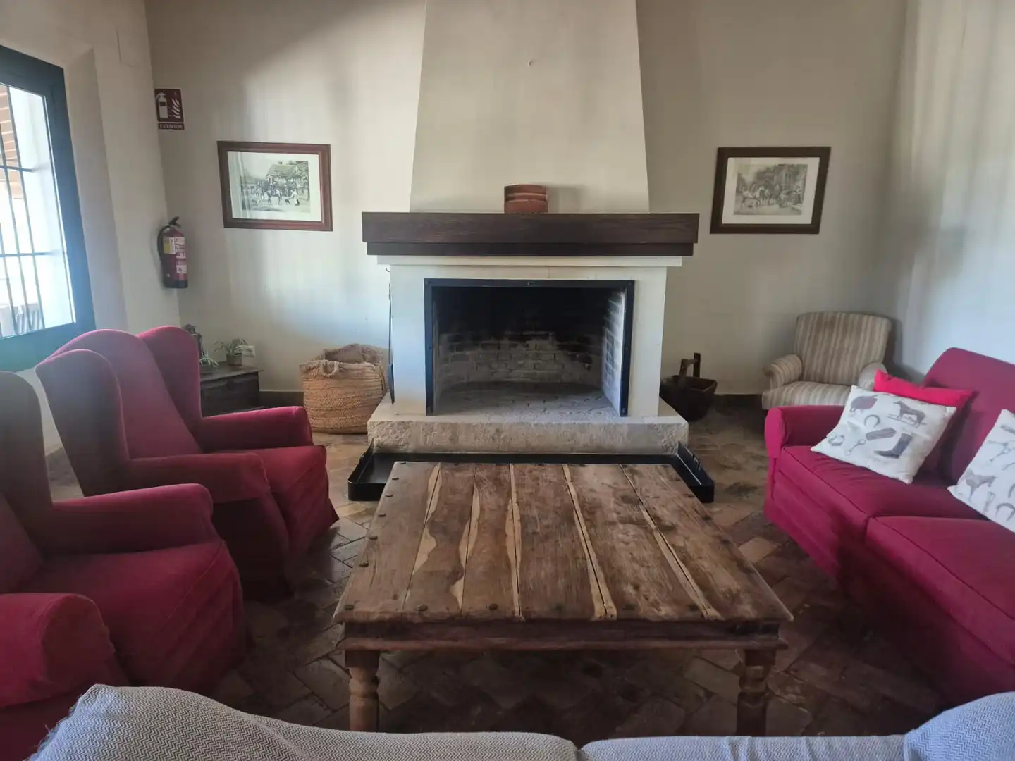 Sala d'estar de Finca rústica en venda en Puerto Serrano amb Aire condicionat, Calefacció i Jardí privat