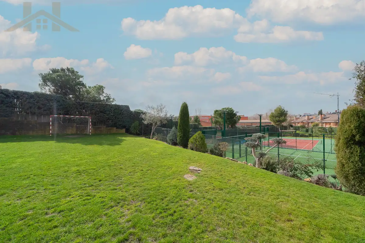 Jardí de Casa adosada en venda en Majadahonda amb Aire condicionat, Calefacció i Terrassa