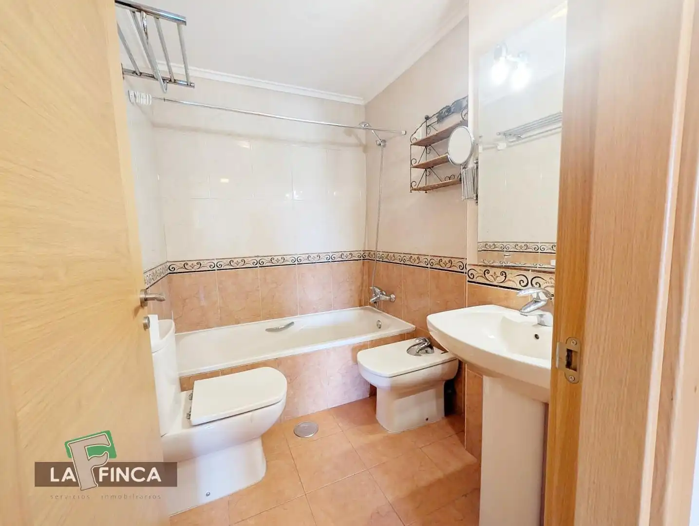 Bany de Apartament en venda en Oviedo  amb Calefacció, Traster i Moblat