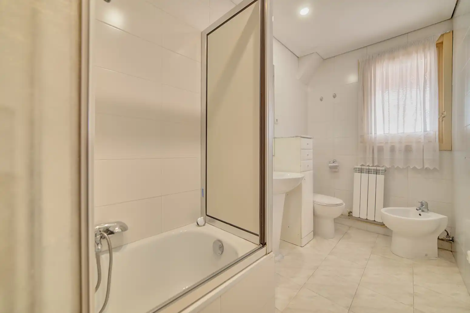 Bany de Pis en venda en  Pamplona / Iruña amb Calefacció, Parquet i Terrassa