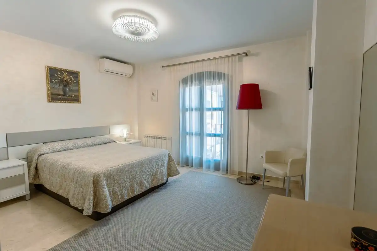 Dormitori de Casa o xalet en venda en Marbella amb Aire condicionat, Terrassa i Traster