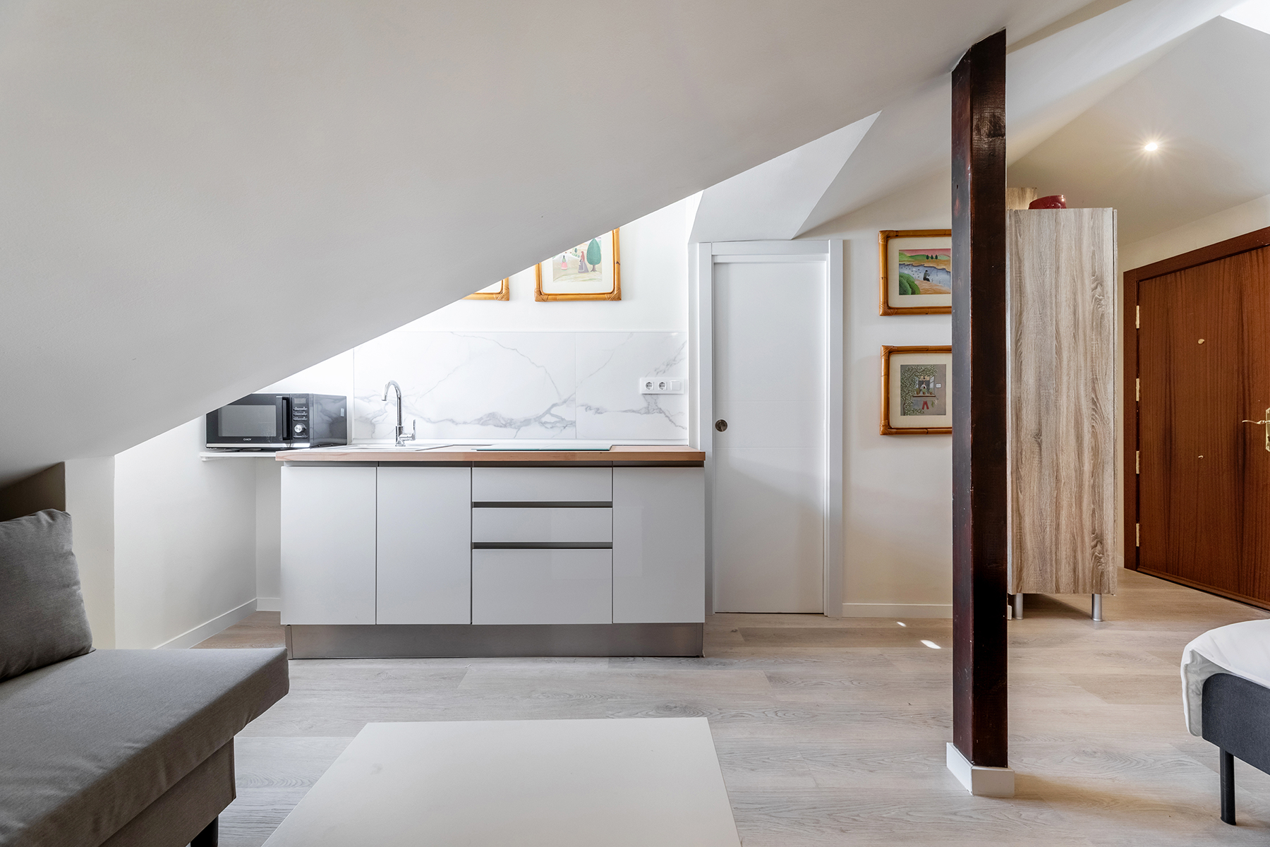 Cuina de Apartament de lloguer en  Madrid Capital amb Aire condicionat i Terrassa
