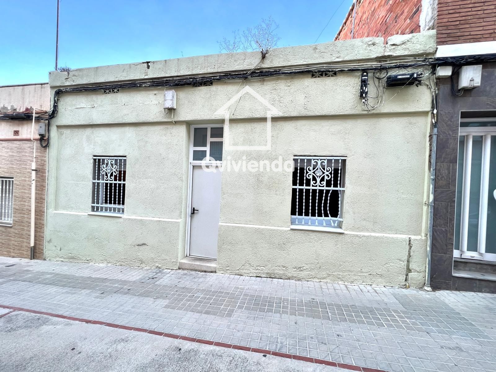 Vista exterior de Casa adosada en venda en Sabadell
