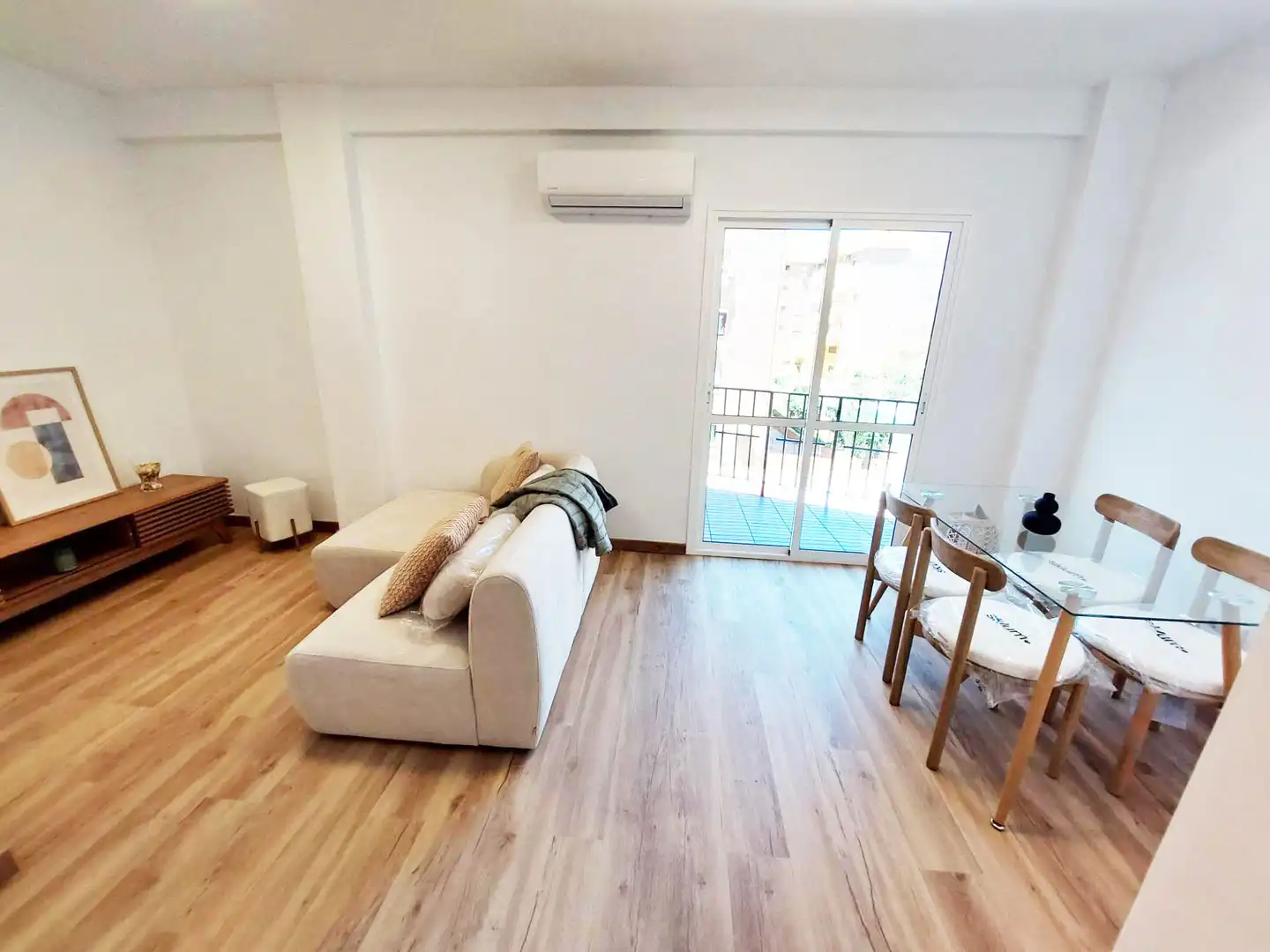 Sala d'estar de Pis en venda en Benalmádena amb Aire condicionat, Terrassa i Moblat