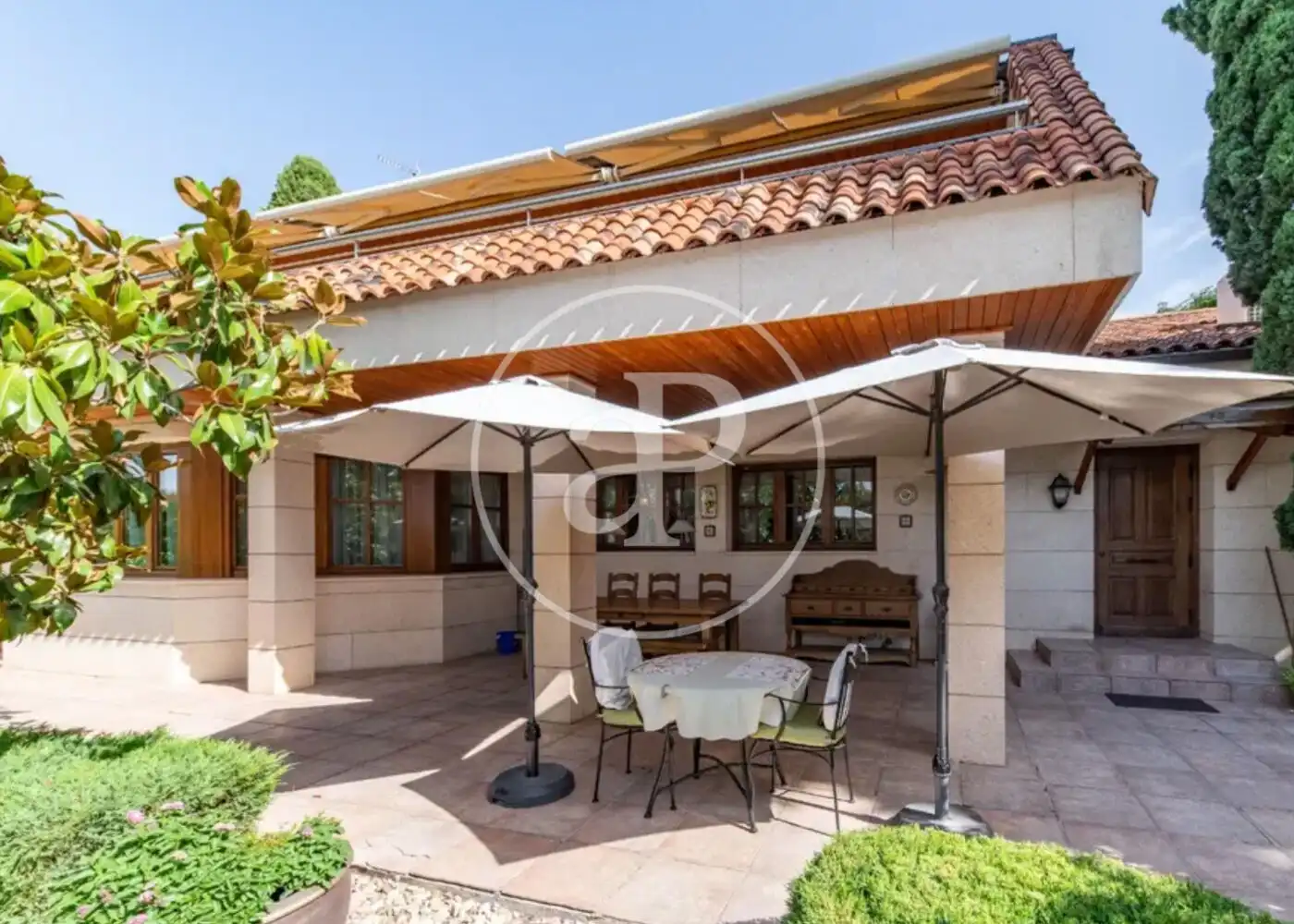 Terrassa de Casa o xalet en venda en Madrid amb Aire condicionat, Calefacció i Jardí privat