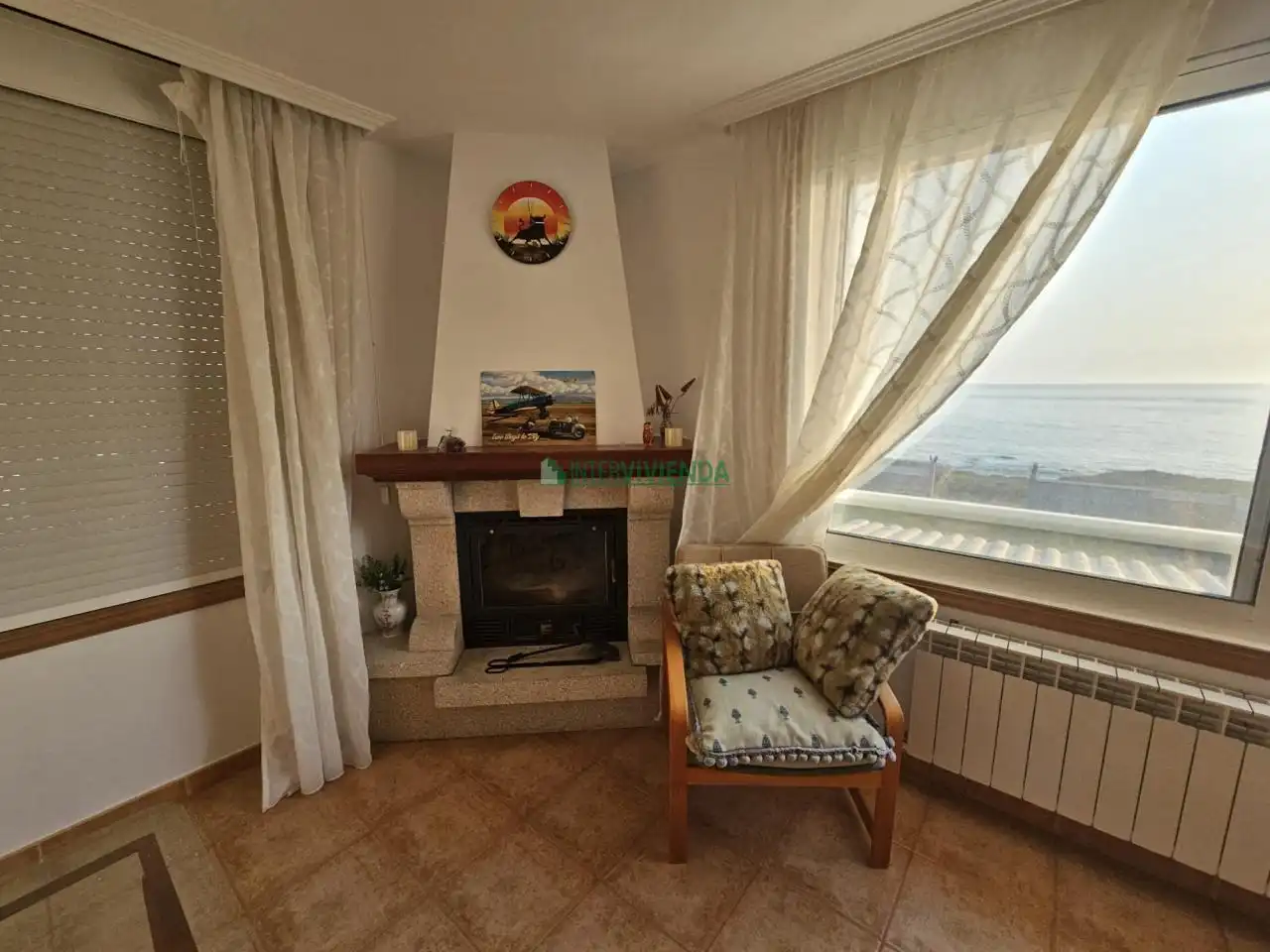 Sala d'estar de Casa o xalet en venda en Oia amb Calefacció, Jardí privat i Traster