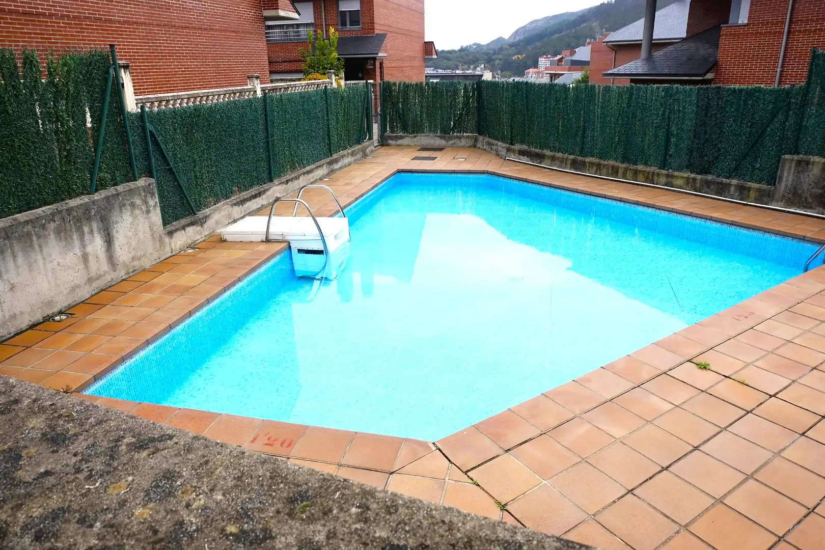 Piscina de Ático en venta en Castro-Urdiales con Calefacción, Jardín privado y Parquet