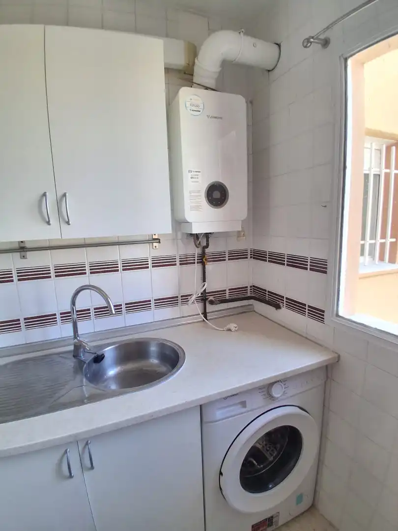 Küche von Wohnung zur Miete in Sevilla mit Klimaanlage, Terrasse und Waschmaschine