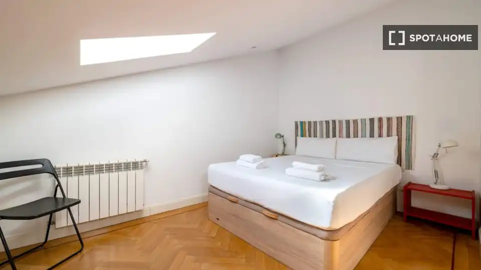 Schlafzimmer von Wohnung zur Miete in Madrid mit Klimaanlage, Heizung und Möbliert