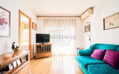 Living room of Flat for sale in Santa Coloma de Gramenet  with Air Conditioner, Heating and Balcony