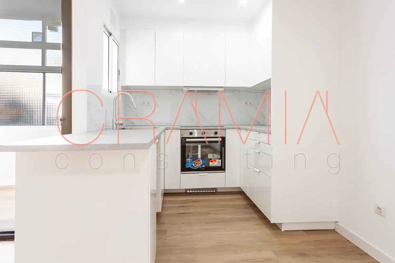 Cocina de Piso en venta en L'Hospitalet de Llobregat con Terraza, Horno y Balcón