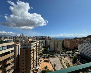 Vista exterior de Àtic en venda en Villajoyosa / La Vila Joiosa amb Aire condicionat, Jardí privat i Terrassa