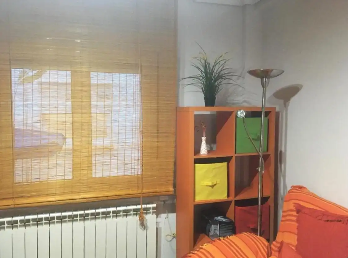 Dormitori de Pis de lloguer en Oviedo  amb Calefacció i Moblat