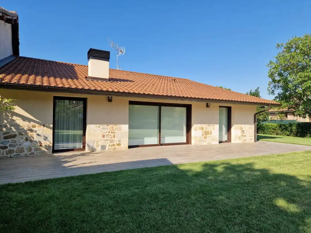 Vista exterior de Casa o xalet en venda en Vitoria - Gasteiz amb Calefacció i Jardí privat