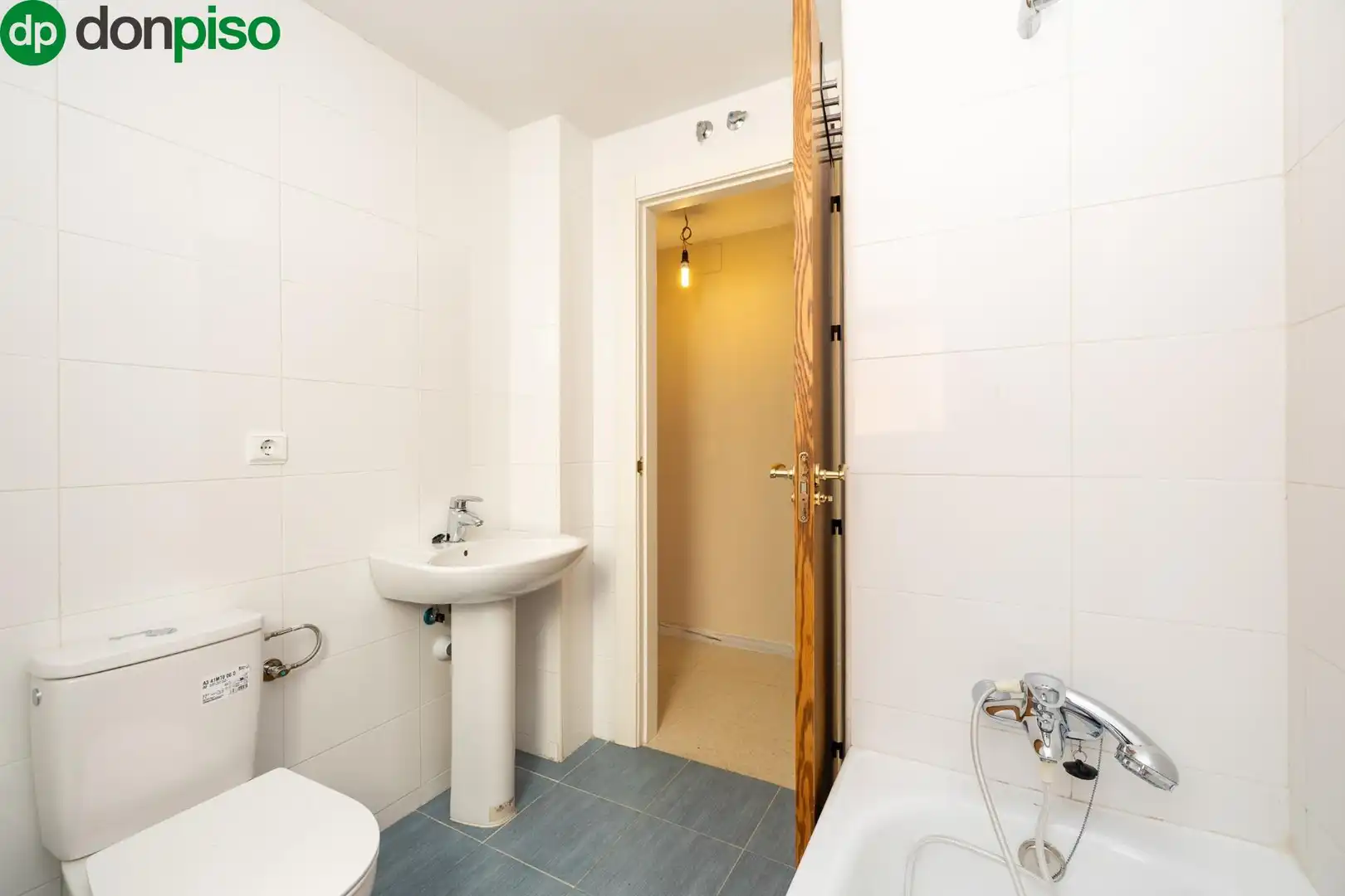Bathroom of Flat for sale in Granada