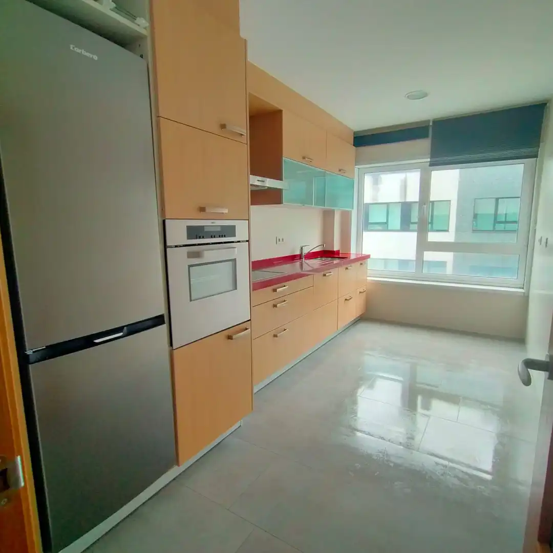 Cocina de Piso en venta en Santiago de Compostela  con Calefacción, Jardín privado y Parquet