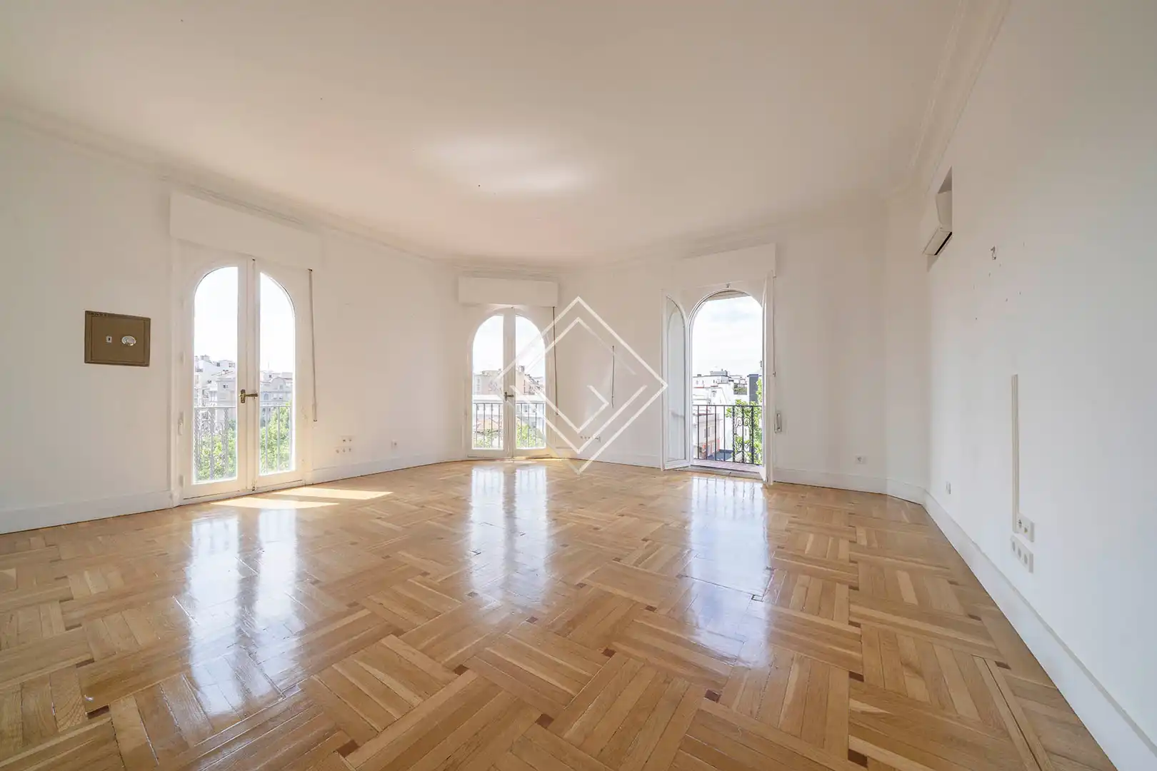 Living room of Office for sale in Madrid