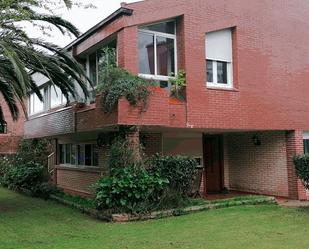 Vista exterior de Casa o xalet en venda en Laredo amb Terrassa i Moblat