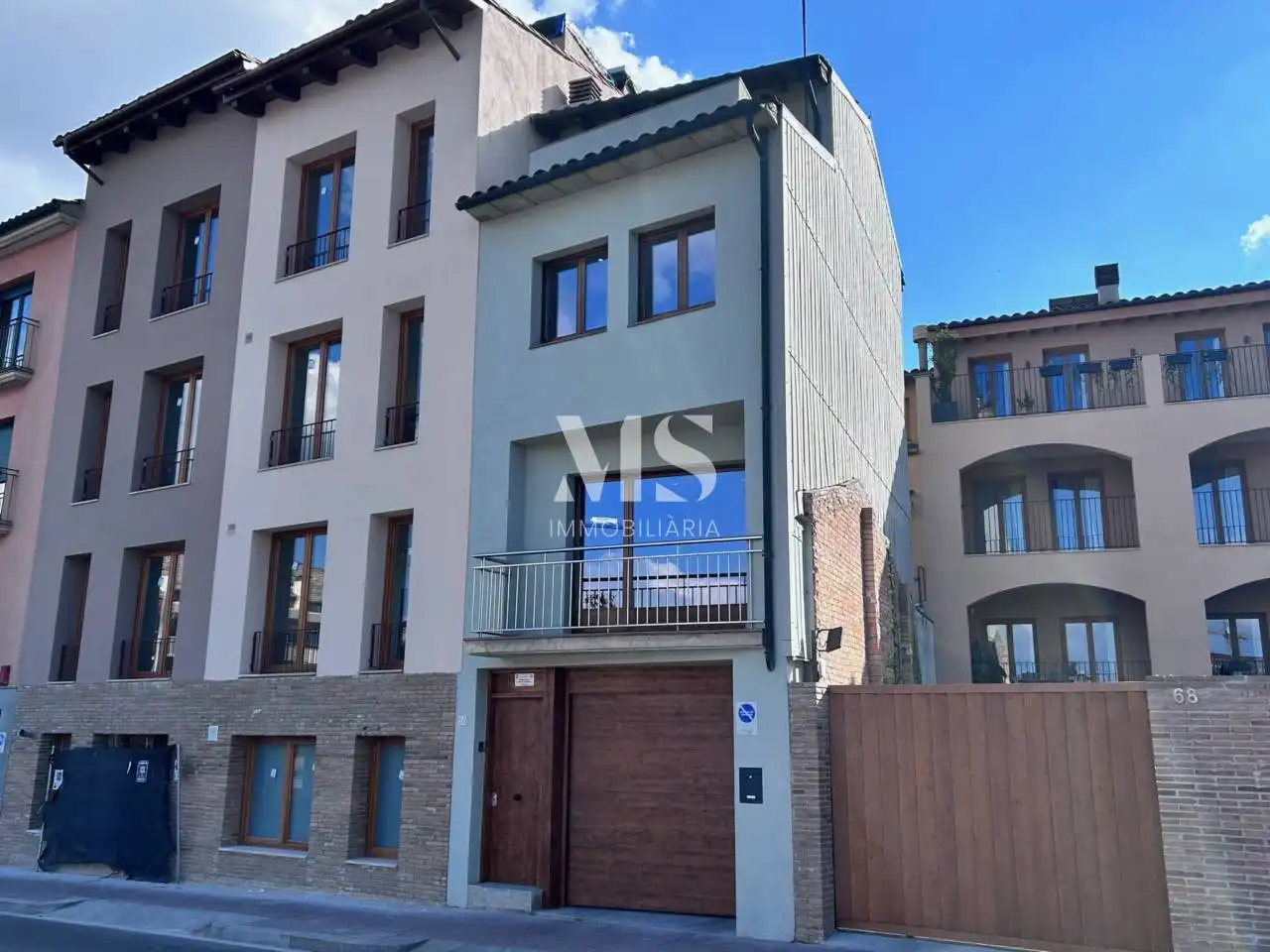 Vista exterior de Casa adosada en venda en Vic amb Calefacció i Terrassa