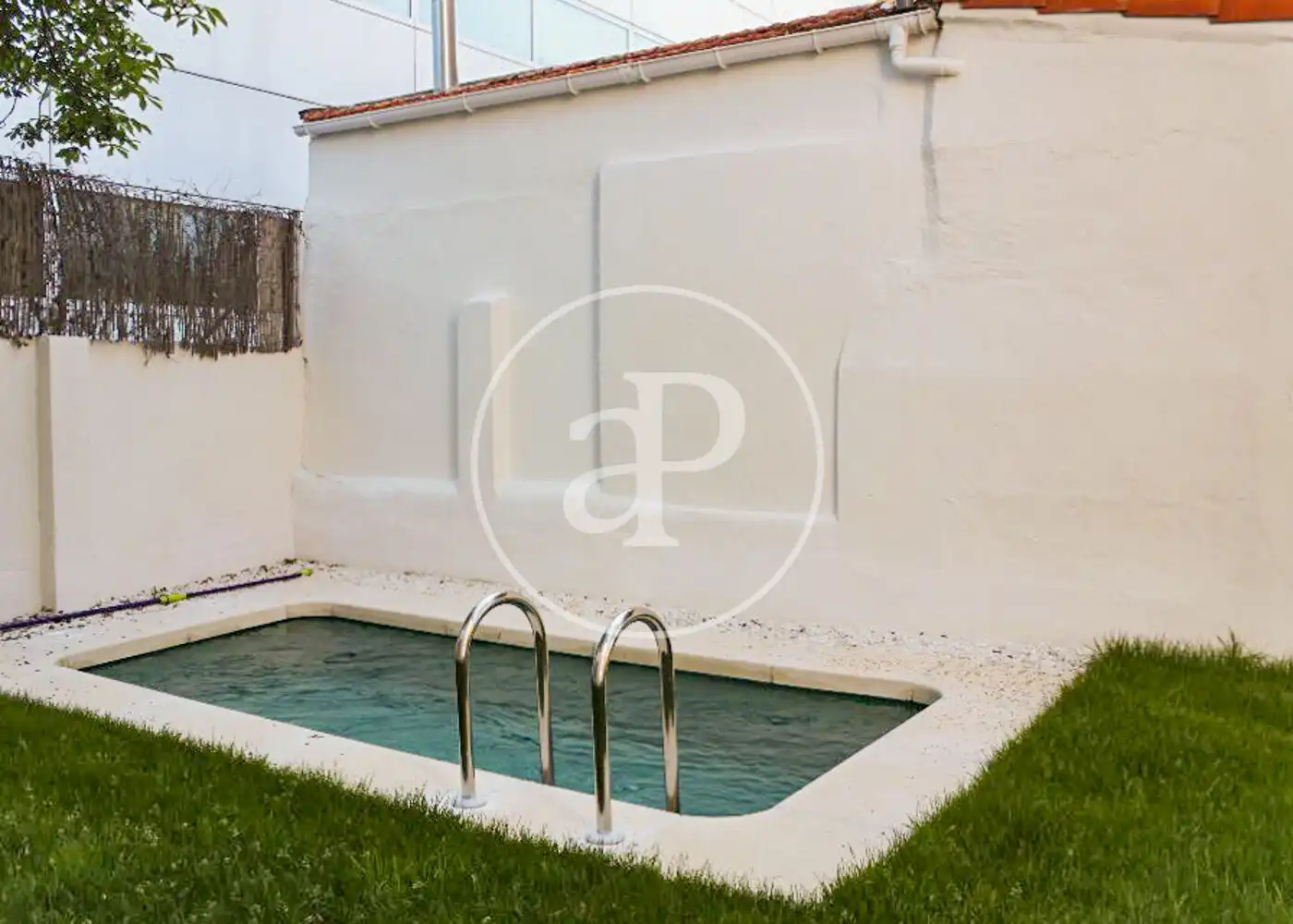 Piscina de Casa o chalet de alquiler en Madrid con Aire acondicionado, Calefacción y Jardín privado