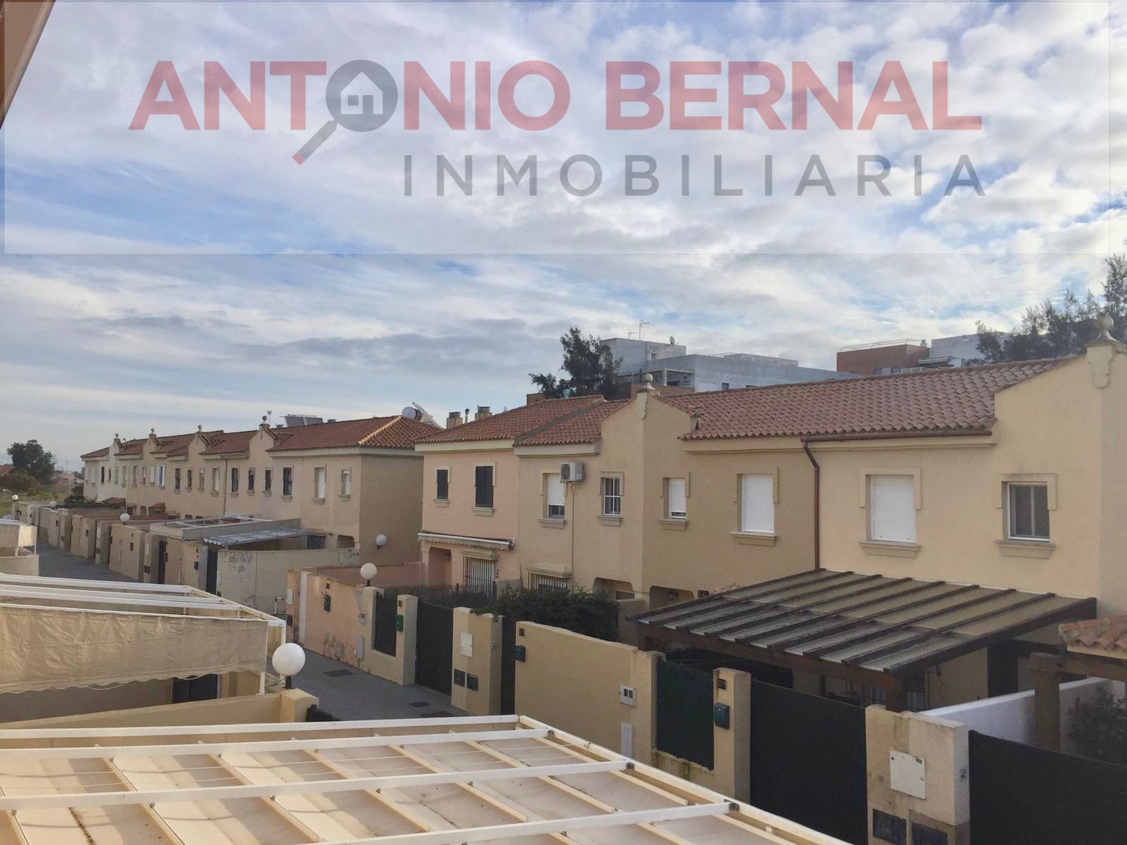 Vista exterior de Casa adosada en venta en Jerez de la Frontera con Aire acondicionado, Terraza y Trastero