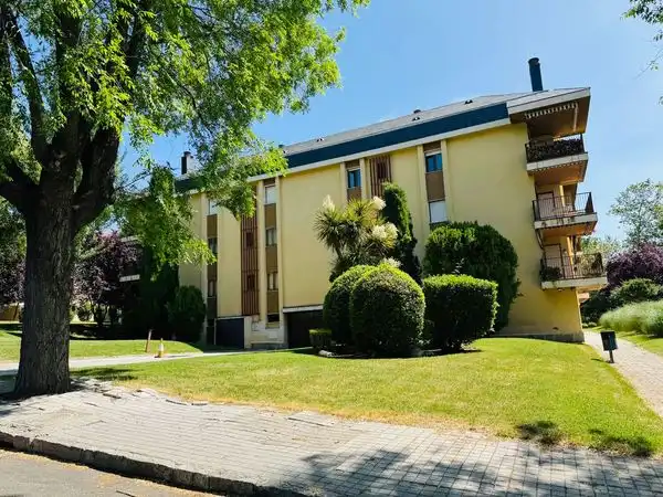 Vista exterior de Pis en venda en San Lorenzo de El Escorial amb Calefacció, Terrassa i Traster