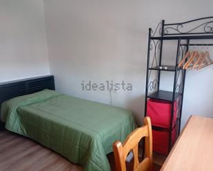 Dormitori de Apartament de lloguer en  Granada Capital amb Moblat, Rentadora i Balcó