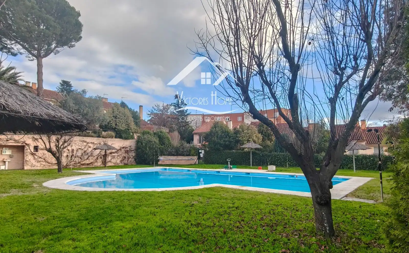 Schwimmbecken von Einfamilien-Reihenhaus zum Verkauf in San Agustín del Guadalix mit Klimaanlage, Heizung und Parkett